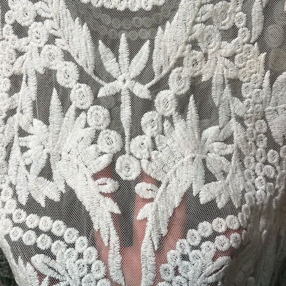 Beautiful shoreline lace sheer top - Picture 3 of 4